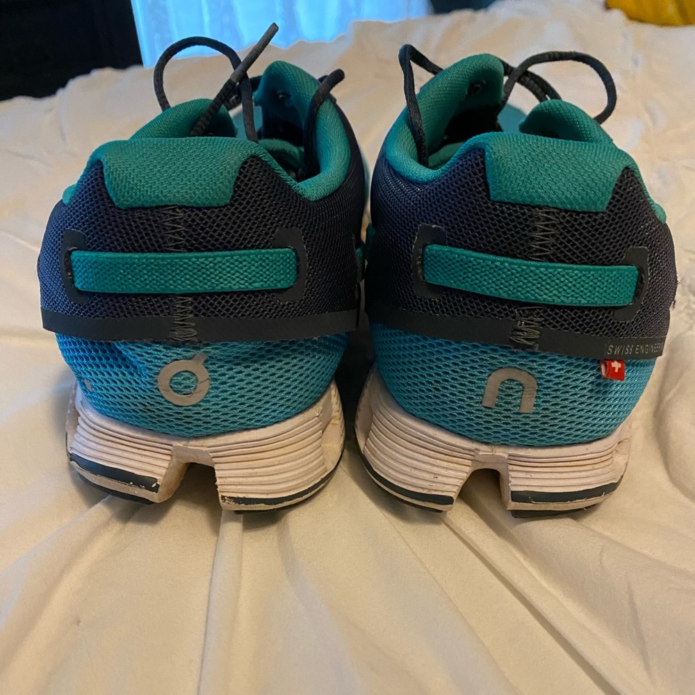 Women’s size 8.5 oncloud shoes